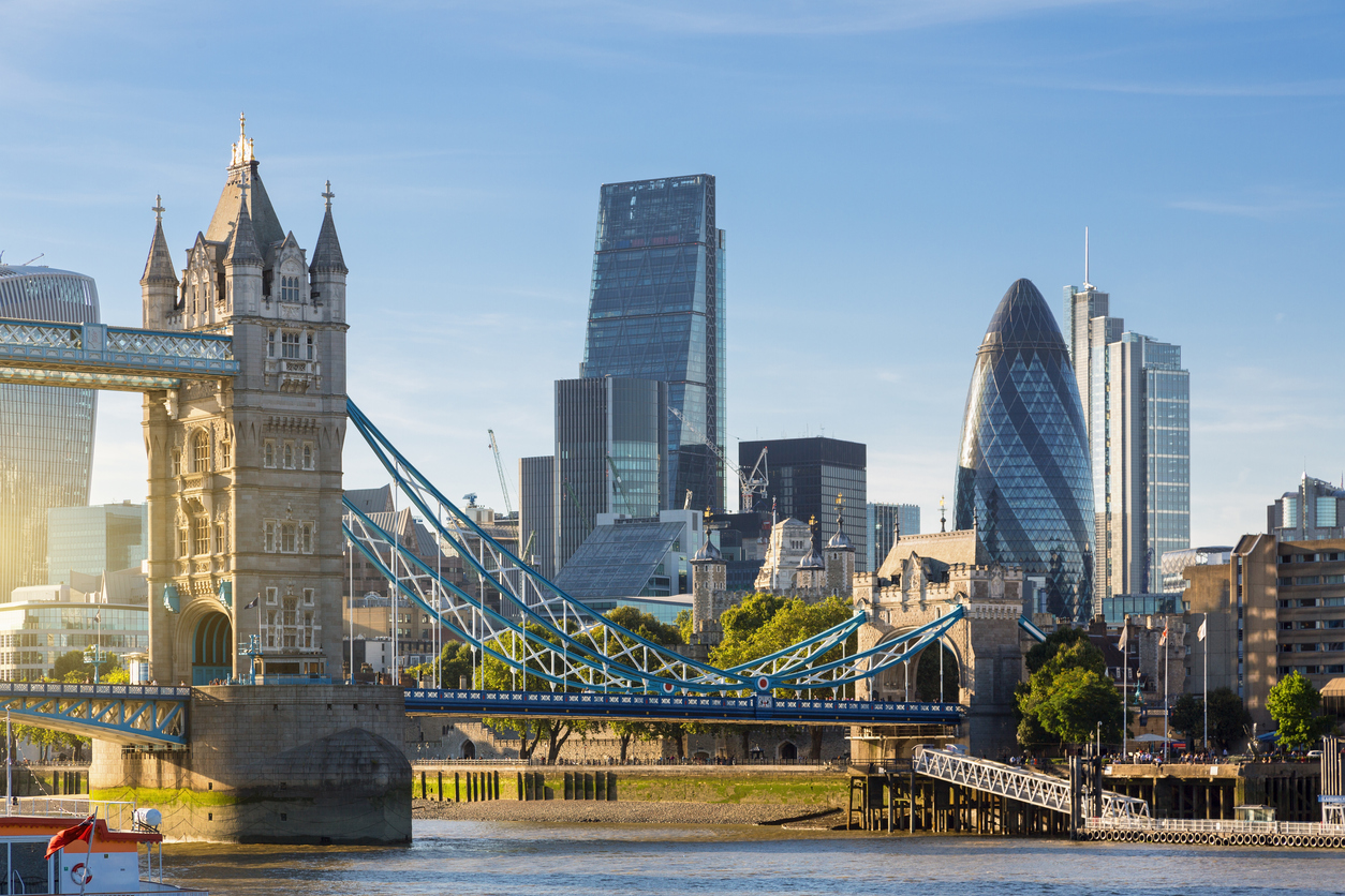 El distrito financiero de Londres y el Tower Bridge