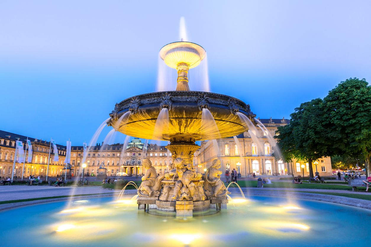 Centre ville de Stuttgart, Allemagne, au crépuscule.