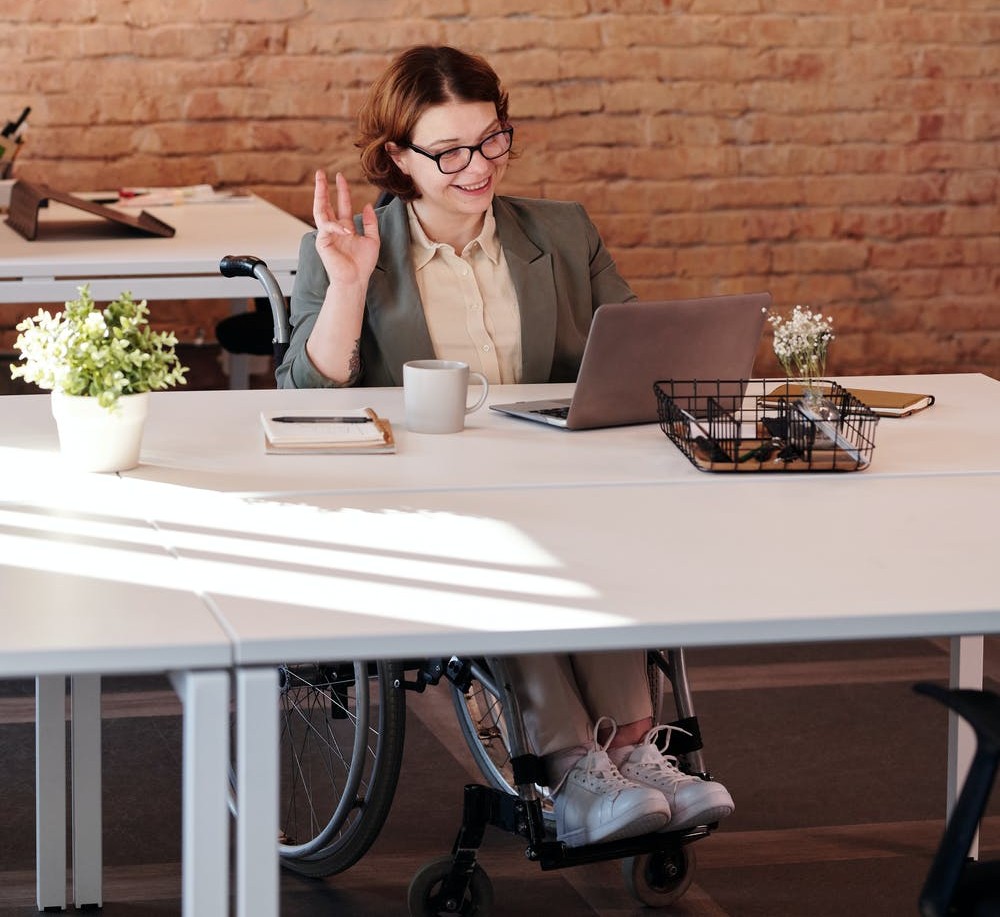 avantages du travail à distance, travailleur handicapé sur ordinateur portable inclus