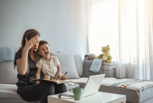 Les membres de l'équipe hybride travaillent à domicile - Global Business Culture